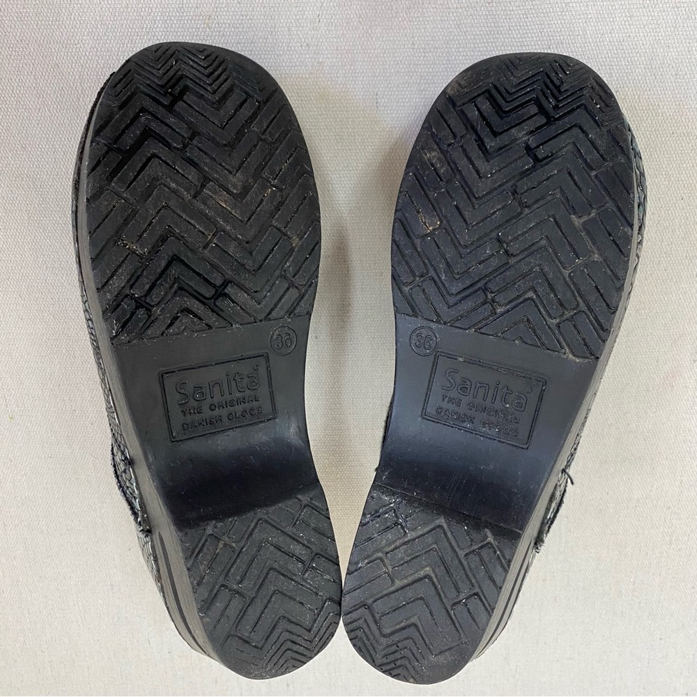Sanita Original Prof. Pheobe Embossed Leather Nursing Clogs - Picture 6 of 9
